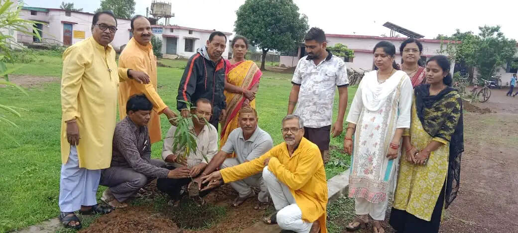 भटगांव माध्यमिक शाला में गायत्री परिवार का वृक्ष गंगा अभियान, 50 पौधे लगाकर लिया संरक्षण का संकल्प