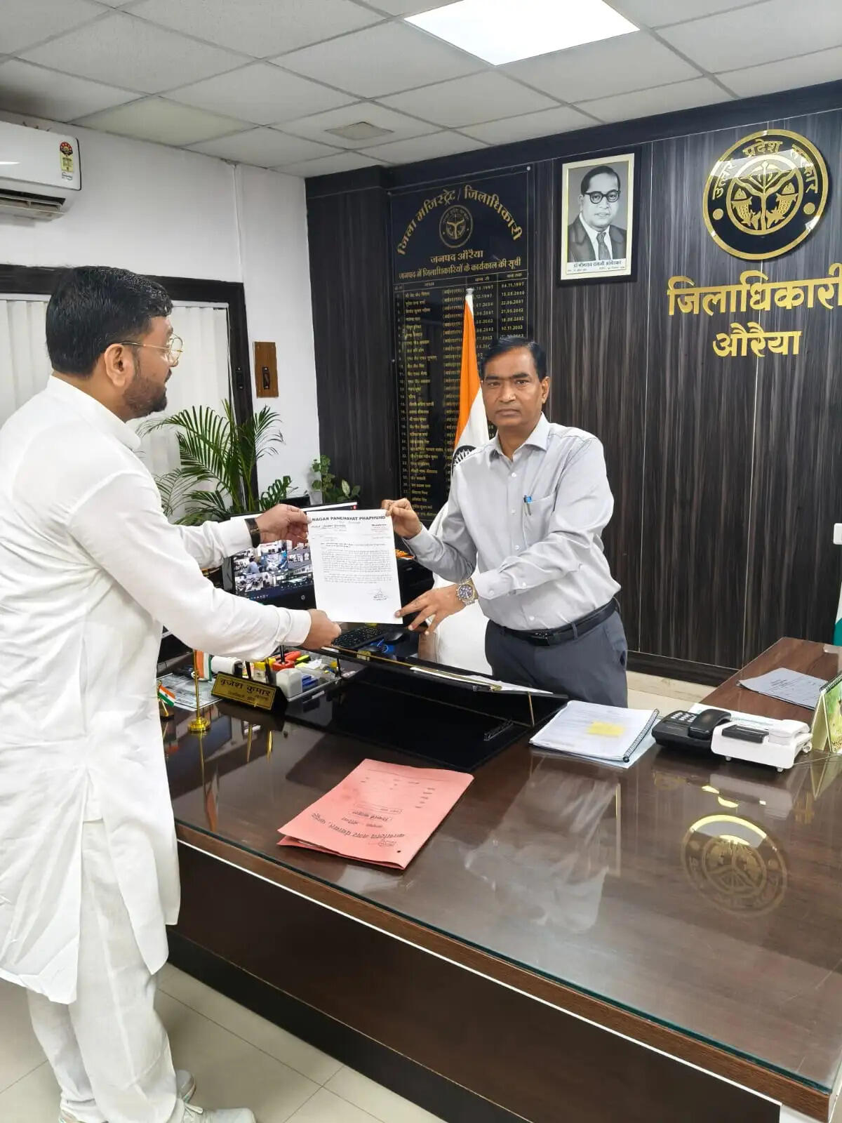 नगर पंचायत फफूंद में बिजली कटौती से हाहाकार, चेयरमैन ने जिलाधिकारी को सौंपा ज्ञापन