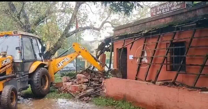 दुर्गापुर में सीटू और कांग्रेस के श्रमिक संगठनों के कार्यालय पर चला बुलडोजर