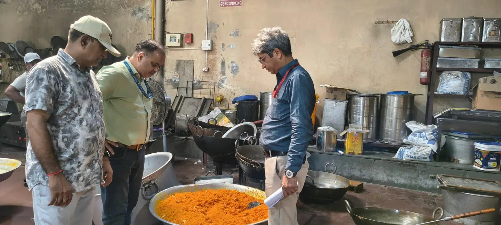ढालवाला क्षेत्र में चेकिंग के दाैरान नौ खाद्य पदार्थों के सैंपल जांच को भेजे