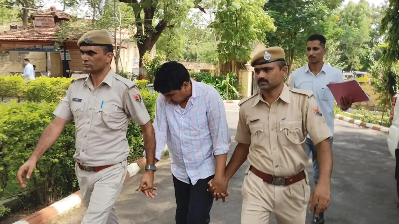 आईएएस अधिकारी बनकर नाबालिगों से दुष्कर्म करने का आरोपी गिरफ्तार