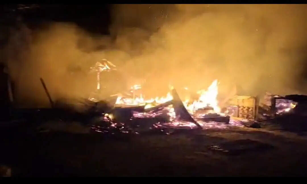 आग लगने से चार घर और दो दुकानें जलकर राख