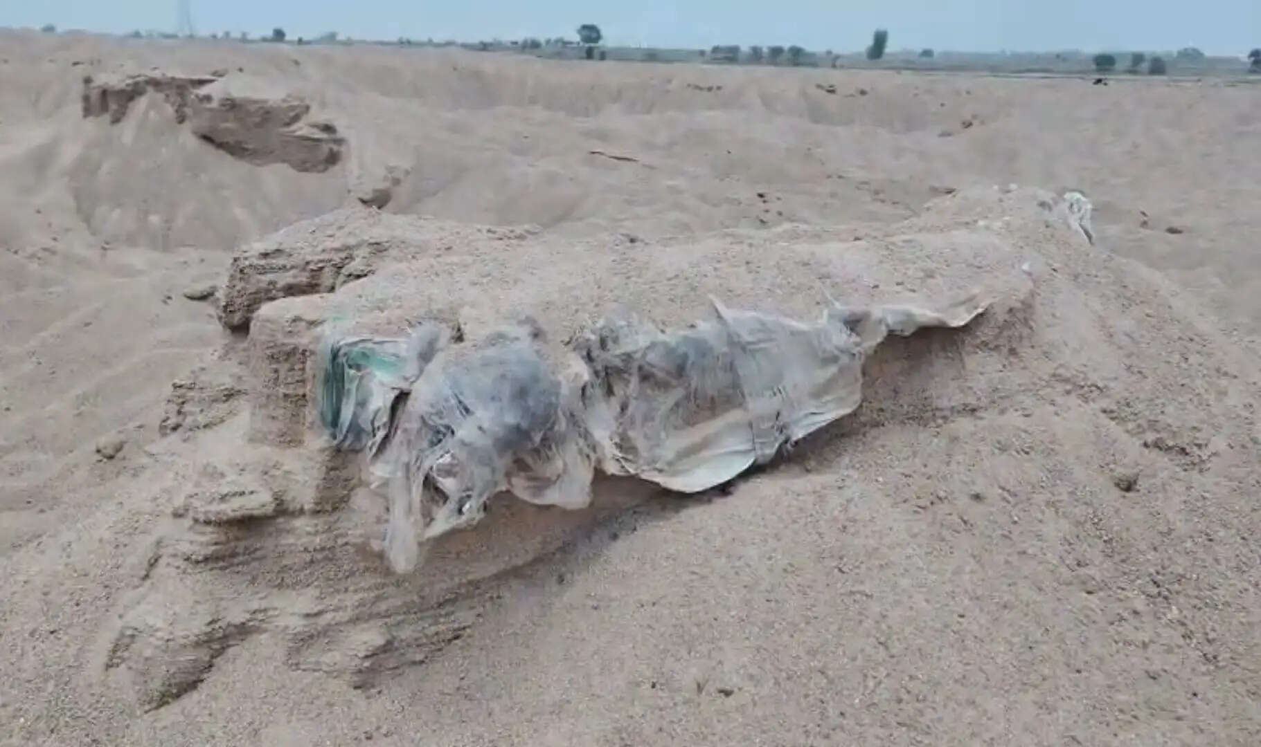 जिले में अवैध रेत खनन जारी, नर कंकाल निकलने से ग्रामीण आक्रोशित