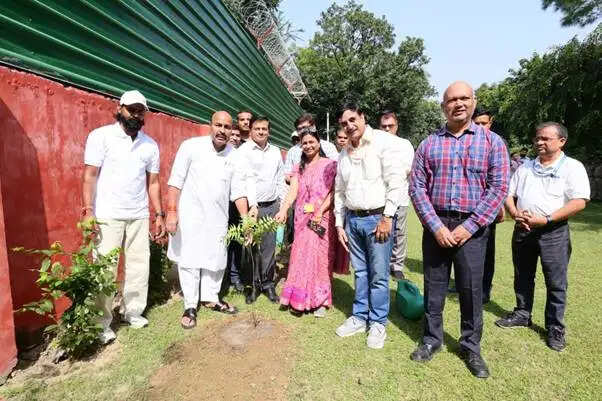 सभी लोग धरती माता को स्वच्छ और स्वस्थ रखने में अपना योगदान दें : डॉ वीरेंद्र कुमार