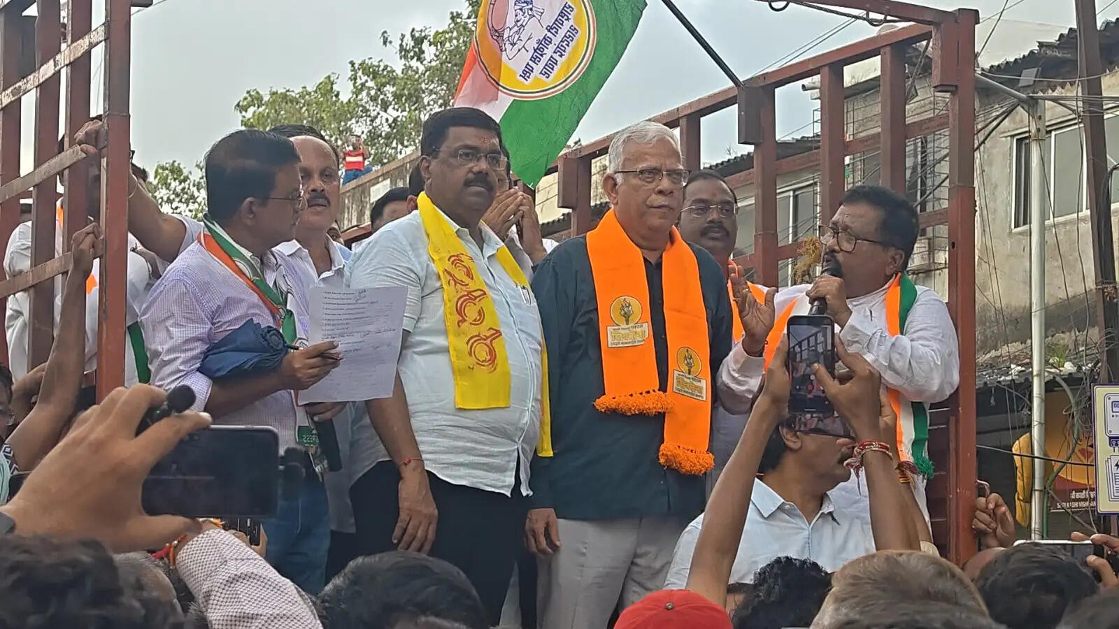 स्मार्ट मीटर के खिलाफ वसई स्थित महावितरण कार्यालय पर प्रदर्शन, महापौर ने किया नेतृत्व