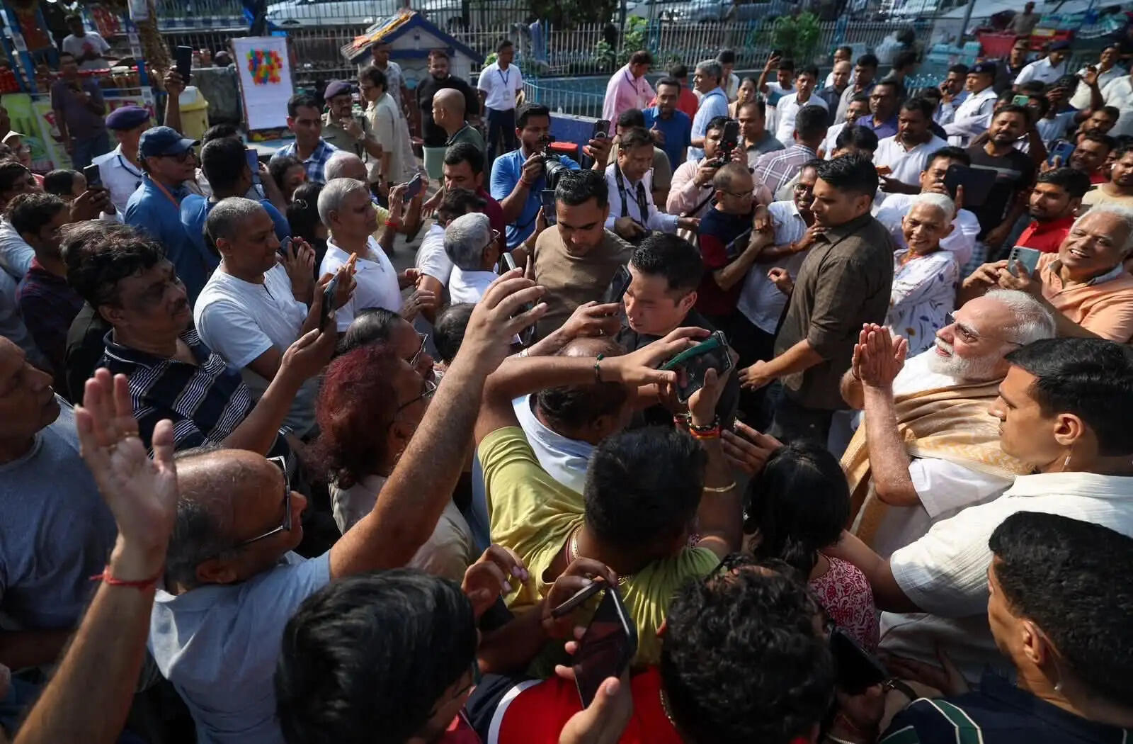 बंगाल में चुनावी माहौल के बीच प्रधानमंत्री मोदी ने गंगा में की बोट की सवारी, कोलकाता घाट पर शख्स को लगाया गले