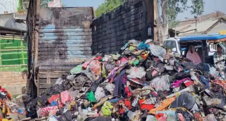 मालवाहक ट्रक में आग लगने से लाखों का नुकसान