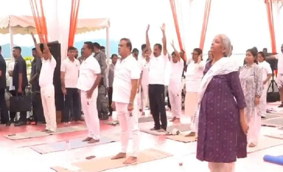 अंतरराष्ट्रीय योग दिवस : गुवाहाटी में मुख्यमंत्री एवं केंद्रीय मंत्री सीतारमण ने किया योग