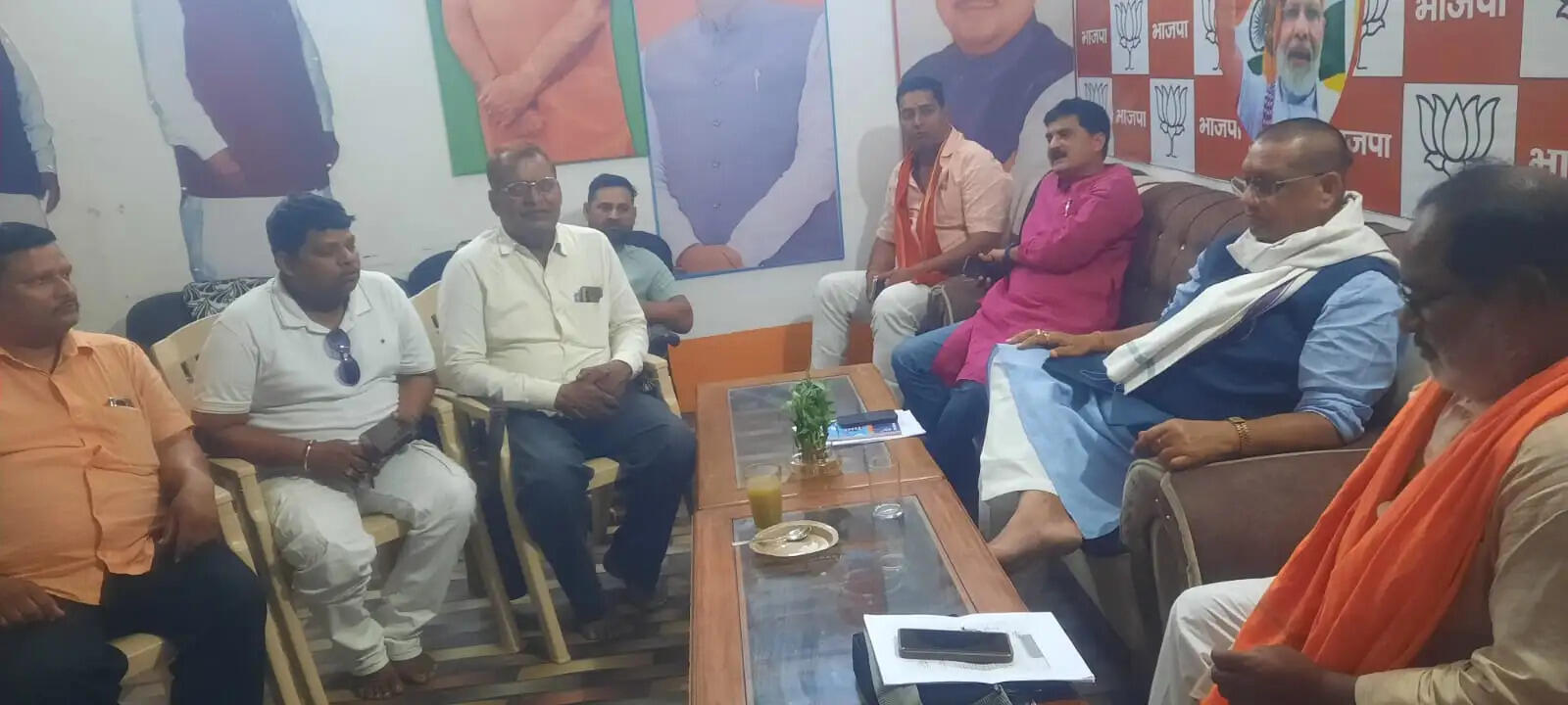 भाजपा नेताओं और कार्यकर्ताओं की बैठक