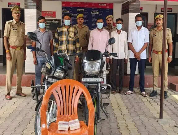 बिजनौर में बस यात्रियों को लूटने वाले पांच बदमाश गिरफ्तार, तीन फरार