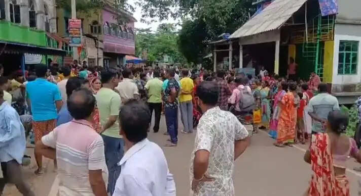 स्वयं सहायता समूह ऋण अनियमितता पर पंचायत कार्यालय में विरोध प्रदर्शन