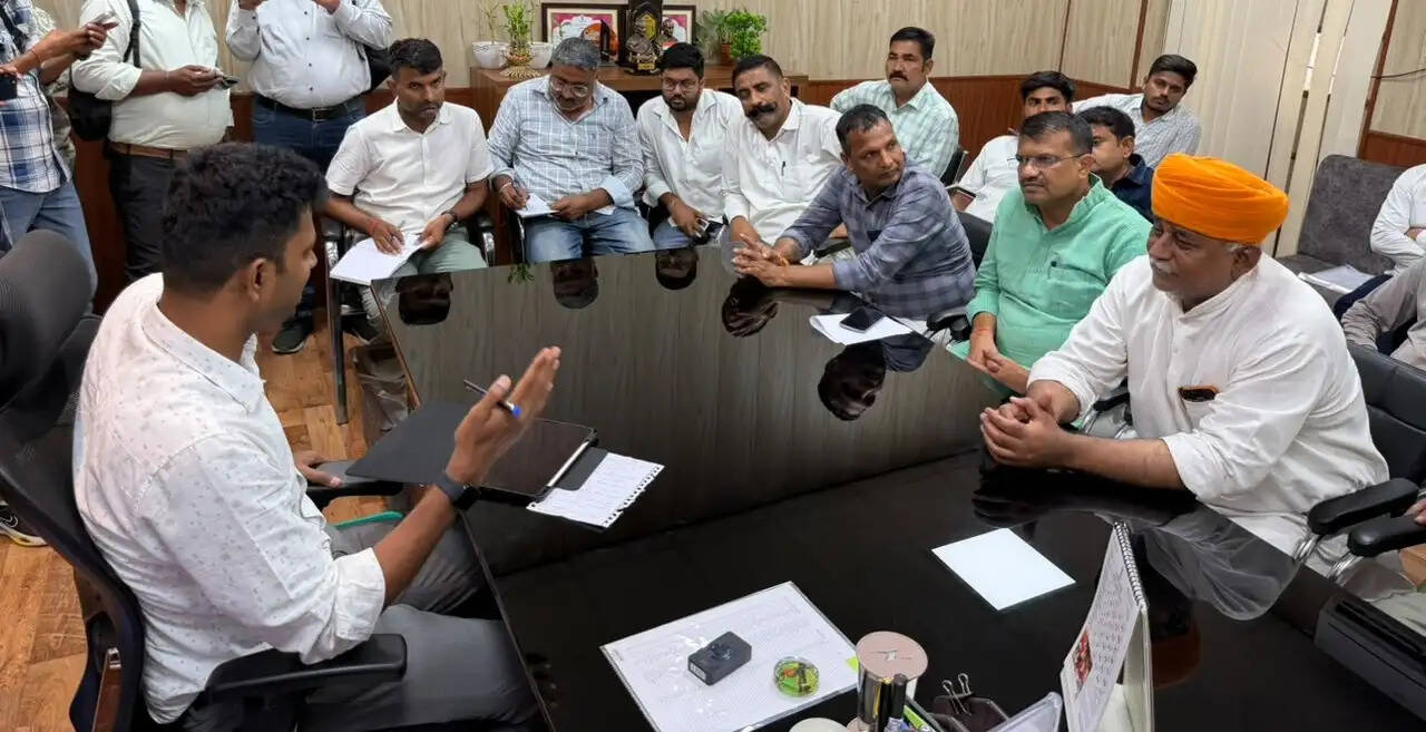 बीकानेर में कचरा संग्रहण व्यवस्था पर पार्षदों का हंगामा, भाजपा पार्षद ने फाड़े कपड़े