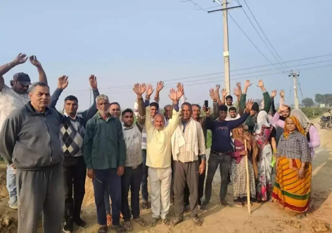 घटिया सामग्री से हो रहा नाला निर्माण, ग्रामीणों ने जताई नाराजगी