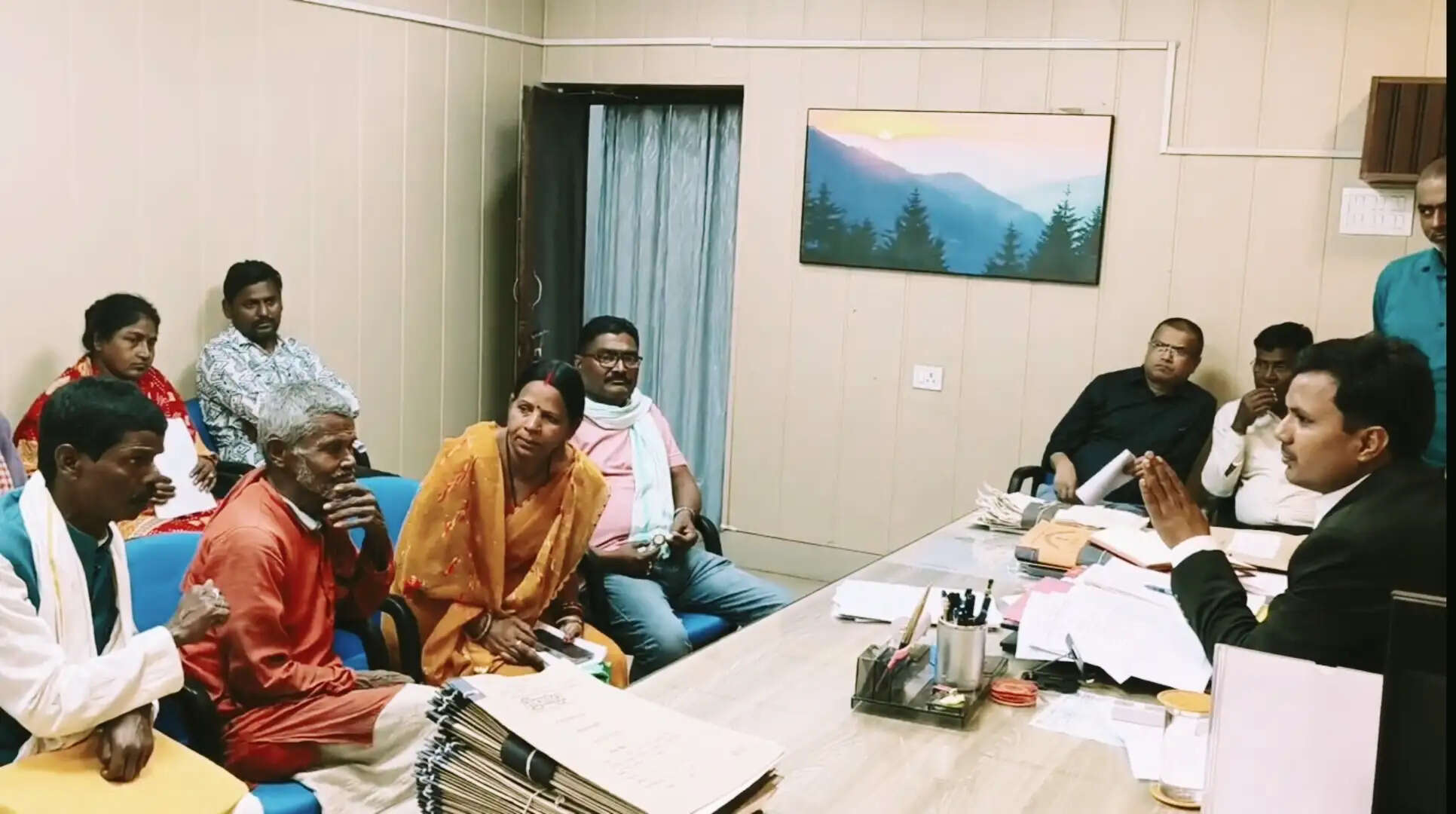 सेवा समाधान दिवस के मौके पर एसडीएम ने की एक दर्जन से अधिक मामले की सुनवाई