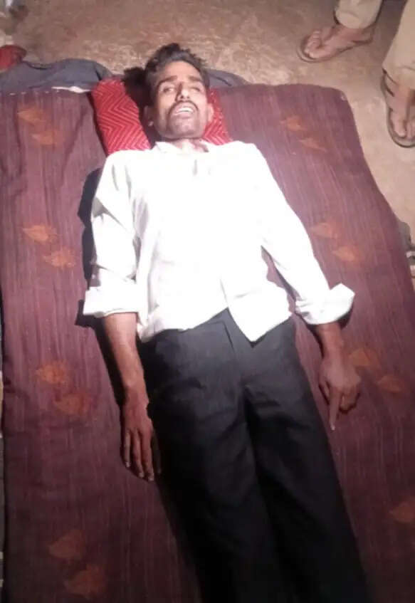 राजगढ़ः युवक ने टीनशेड के एंगल से फंदा लगाकर की खुदकुशी, जांच शुरू