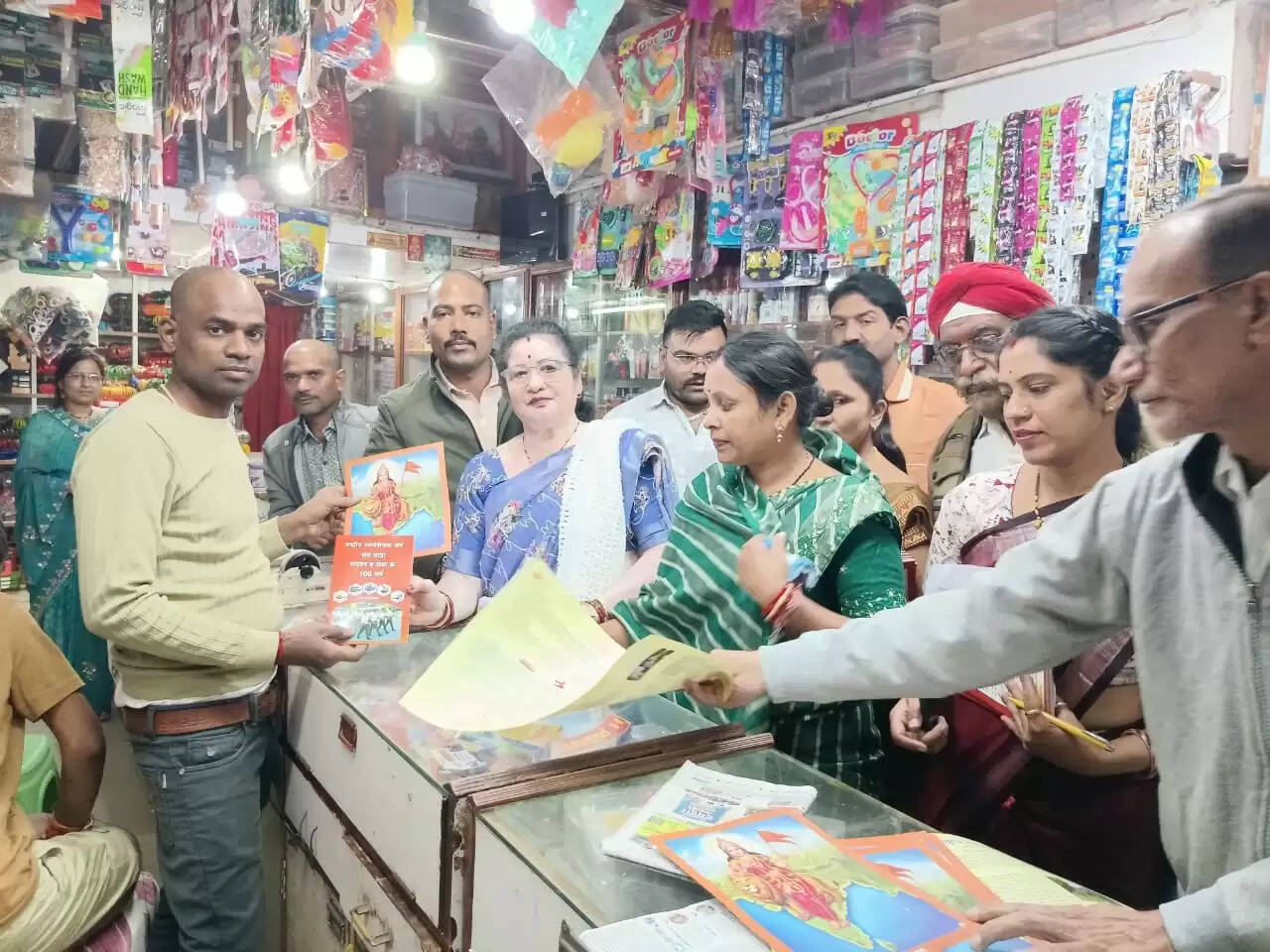 धमतरी : आरएसएस का शताब्दी वर्ष: गृह संपर्क अभियान के तहत सदस्य कर रहे संपर्क