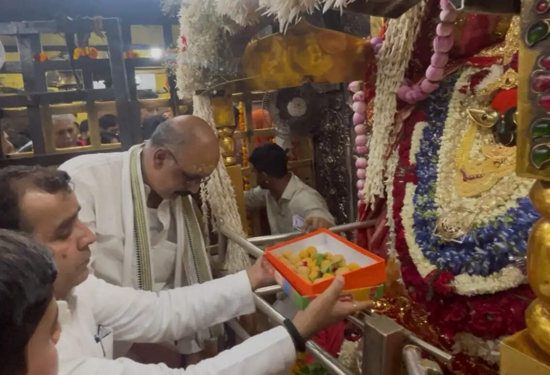 सांसद धर्मेन्द्र यादव ने पत्नी और बच्चों संग मां विंध्यवासिनी के किए दर्शन