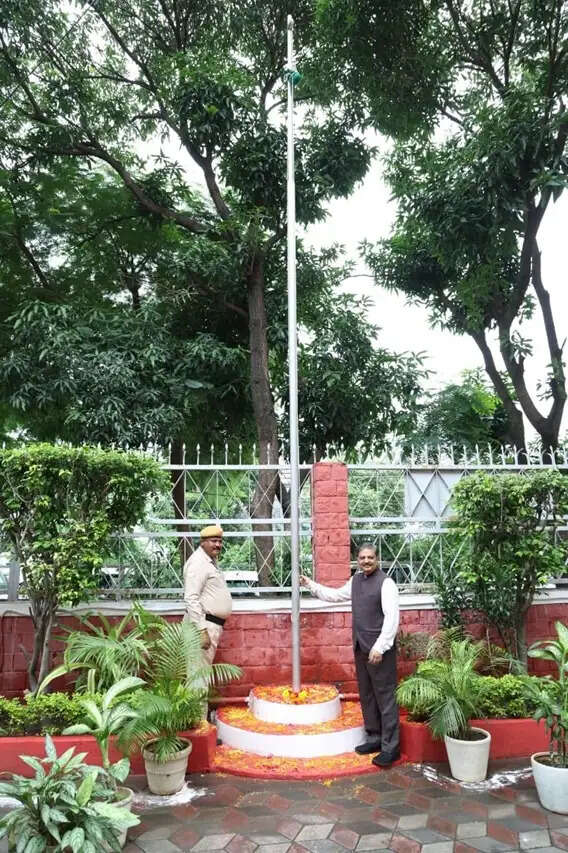 जनसम्पर्क आयुक्त मनीष सिंह और मुख्य निर्वाचन पदाधिकारी संजीव कुमार झा ने किया ध्वजारोहण