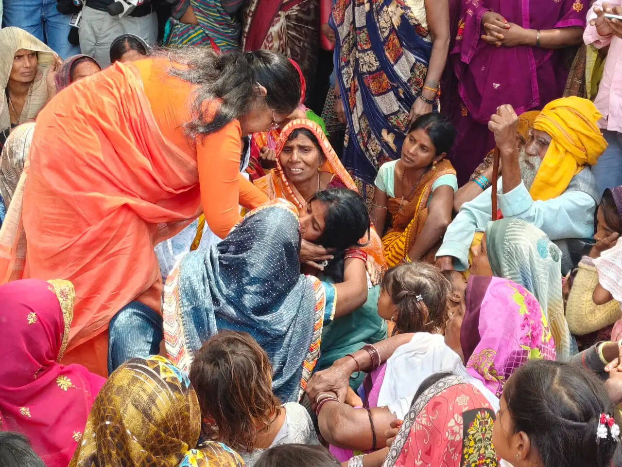 बच्चों के शव देख बिलख पड़े परिजन, साध्वीं निरंजन ज्योति&nbsp;की भर आई आंखें