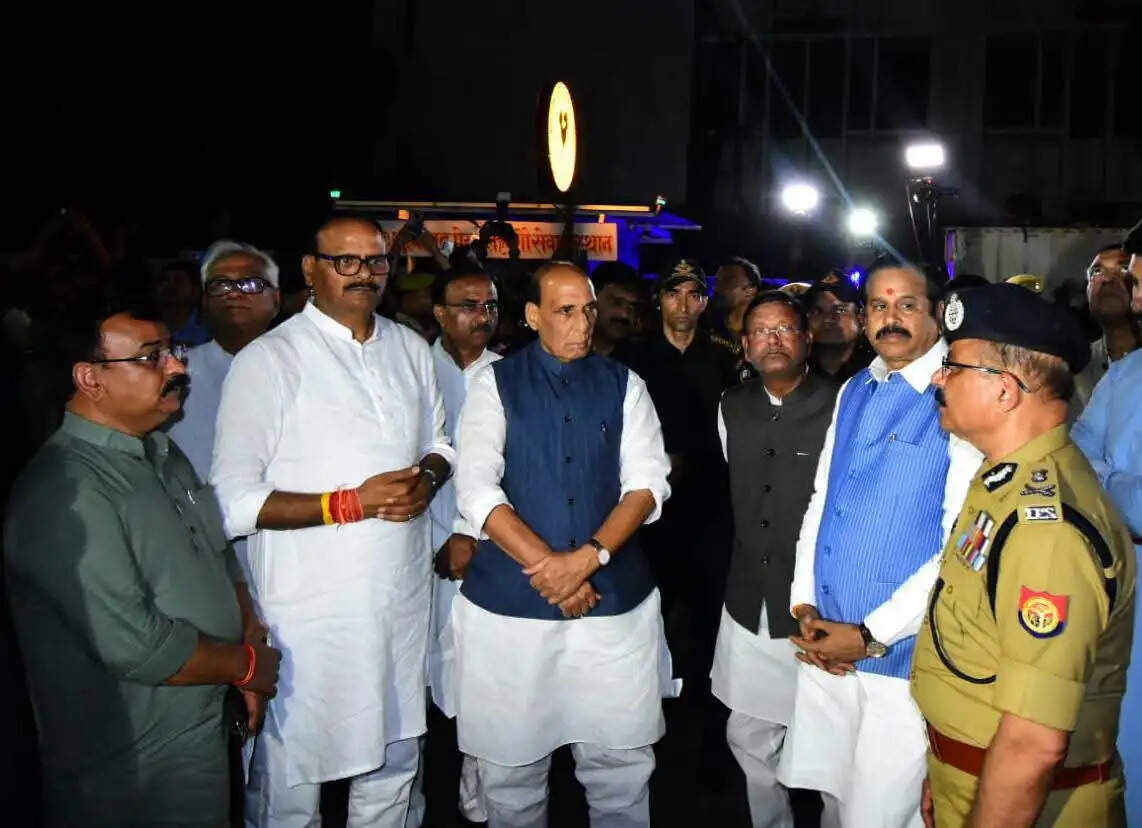 लखनऊ पहुंचे राजनाथ सिंह ने घटनास्थल का लिया जायजा, ट्रामा सेंटर में भर्ती घायलों से भी मिले