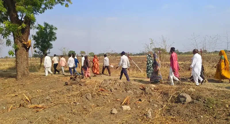 इंदौरः कलेक्टर की पहल पर ग्रामीणों को मिली त्वरित राहत, ग्राम बदरखा में खुलवाया गया रास्ता