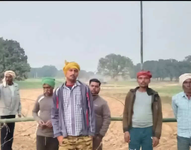 मोरंग खदान संचालकों की मनमानी के खिलाफ किसानों ने खोला मोर्चा, संचालकों पर फसल रौंदकर रास्ता बनाने का आरोप