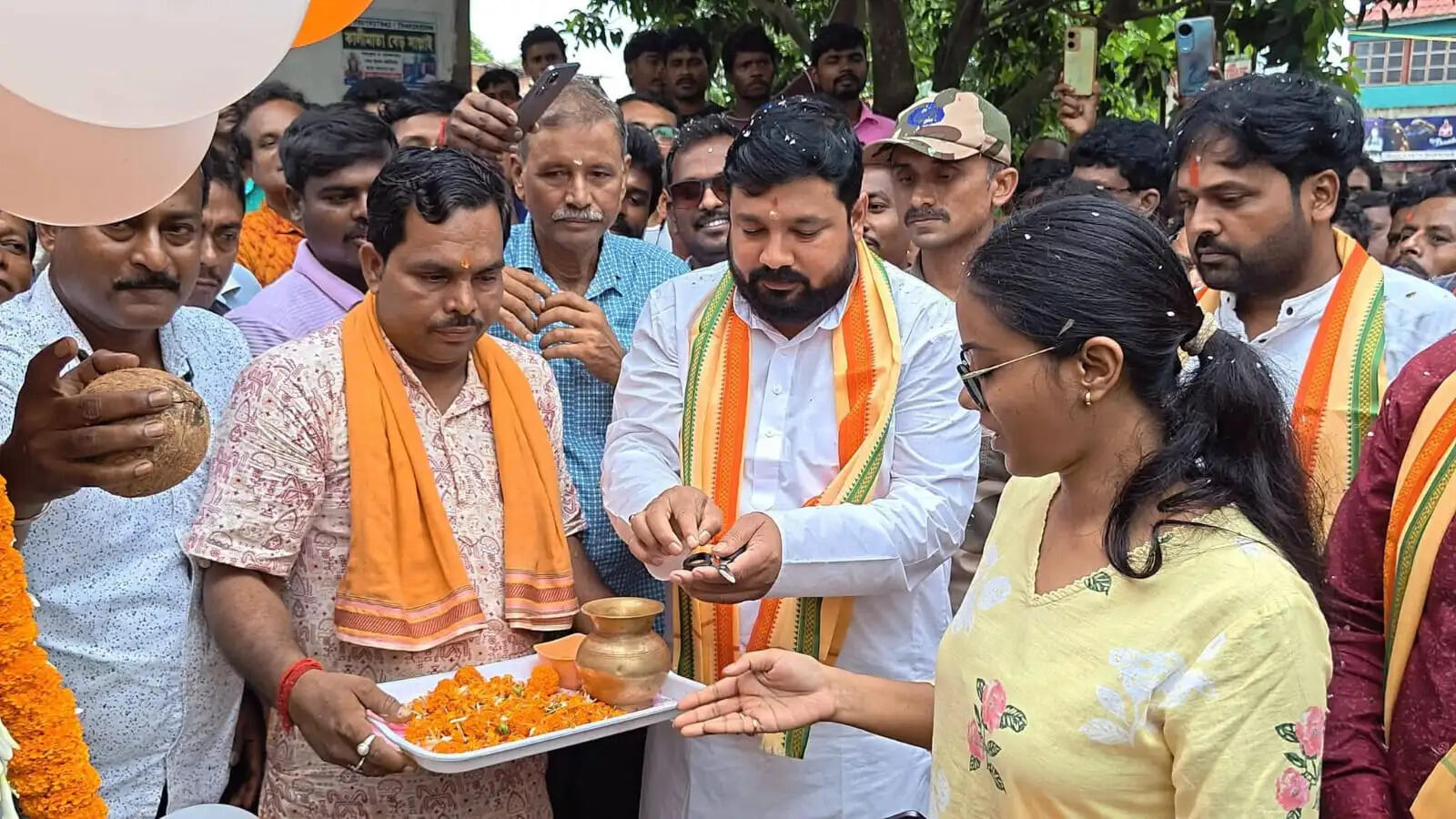 24 पुर–बलिपुर से तारकेश्वर के बीच नई बस सेवा शुरू, विधायक बिमान घोष ने किया शुभारंभ