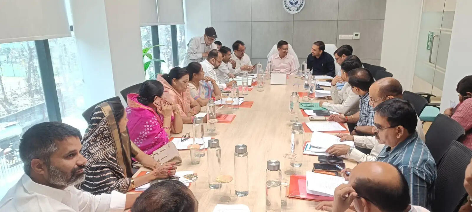 नगर निगम गोरखपुर की 13वीं कार्यकारिणी की बैठक संपन्न, जनहित से जुड़े कई प्रस्तावों को मिली मंजूरी