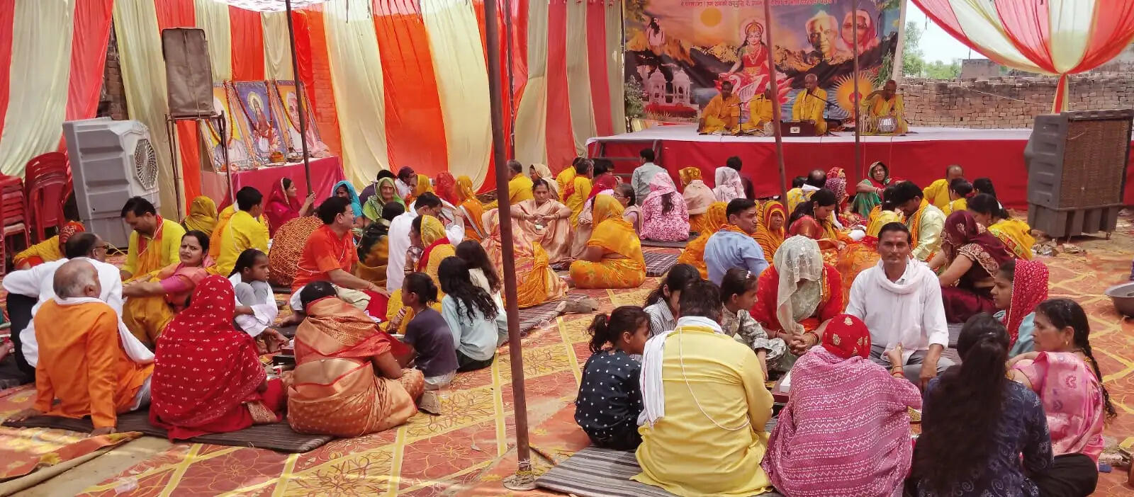 औरैया के मौहारी में गूंजे वैदिक मंत्र, नौ कुंडी गायत्री महायज्ञ में बालकों का हुआ उपनयन संस्कार