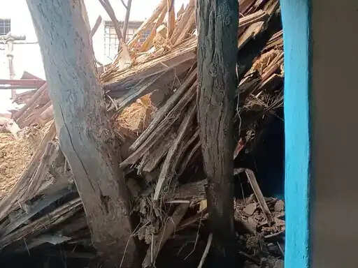 अनूपपुर: भारी बारिश से दो भाइयों का कच्चा मकान ढहा, गृहस्थी सामान मलबे में दबा, मुआवजे की मांग