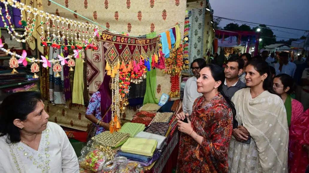 दीया कुमारी ने अमृता हाट में की खरीदारी: महिला स्वयं सहायता समूहों का बढ़ाया उत्साह
