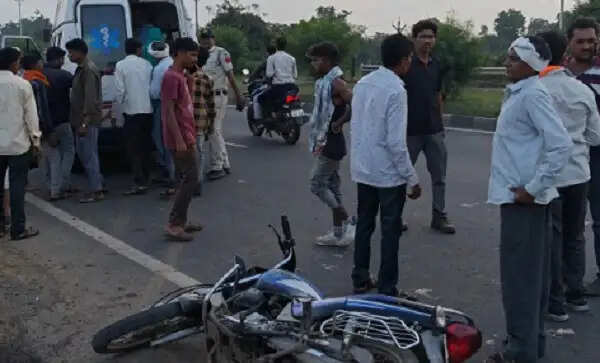 मंदसौर : मल्हारगढ़ मंडी के सामने रॉन्ग साइड से आए वाहन ने बाइक को मारी टक्कर, पति की मौत; पत्नी गंभीर