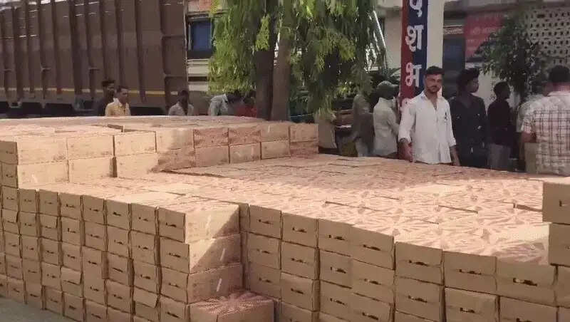 सीहोर में अवैध शराब पर बड़ी कार्रवाई, हाईवे पर खड़े ट्रक से 62 लाख की बीयर जब्त