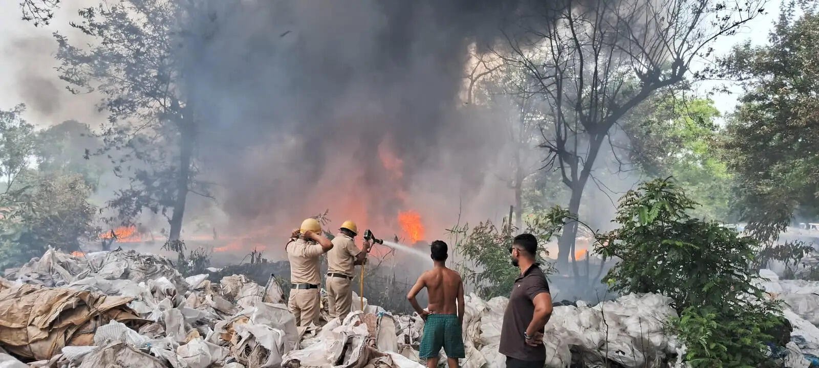 दुर्गापुर में प्लास्टिक गोदाम में आग लगने से मची अफरा तफरी