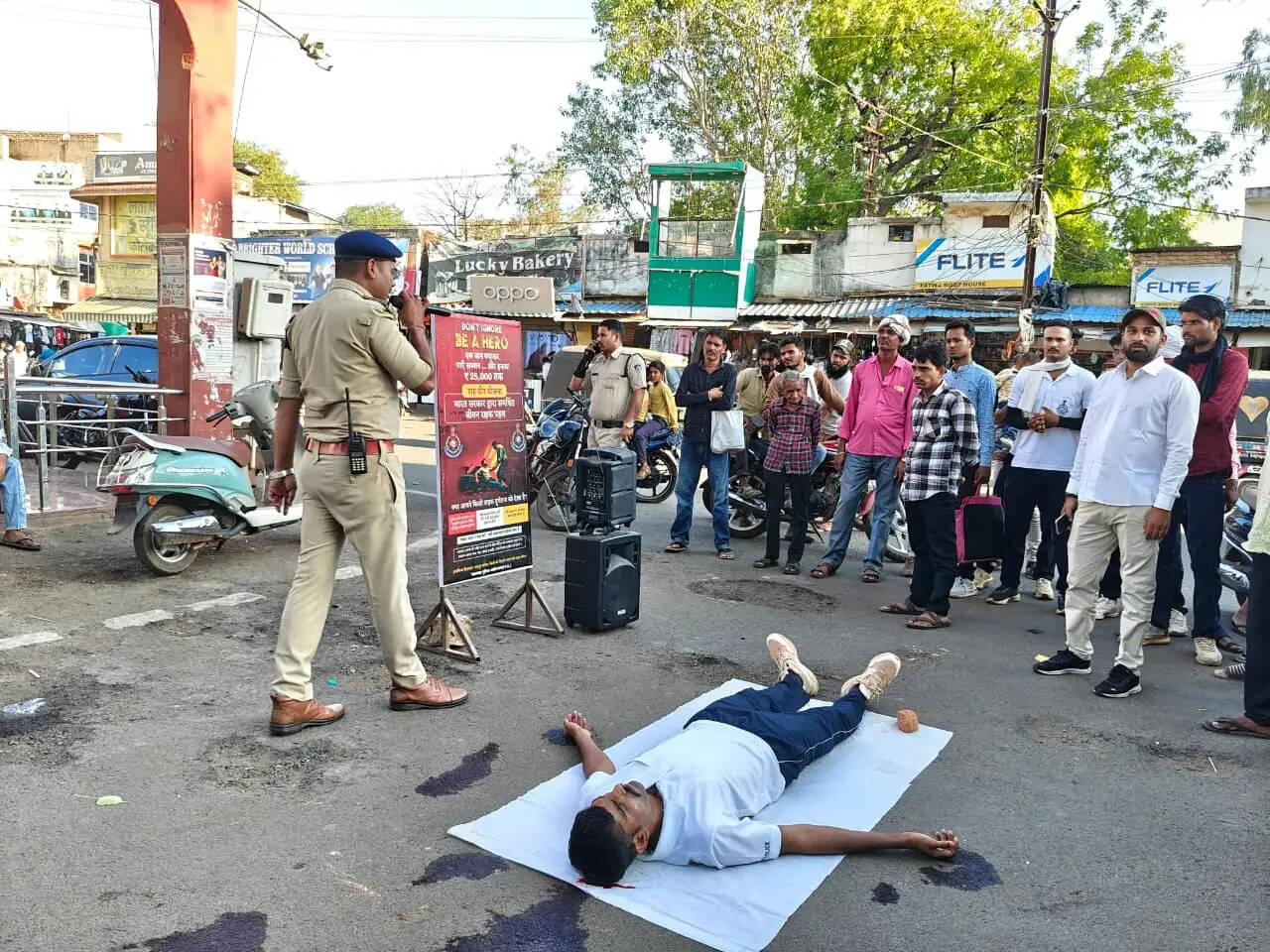 अशोकनगर: सडक़ पर एक्टिंग देख थमी राहगीरों की रफ्तार, जब पुलिस ने बताया-एक घंटे में कैसे बचती है जान