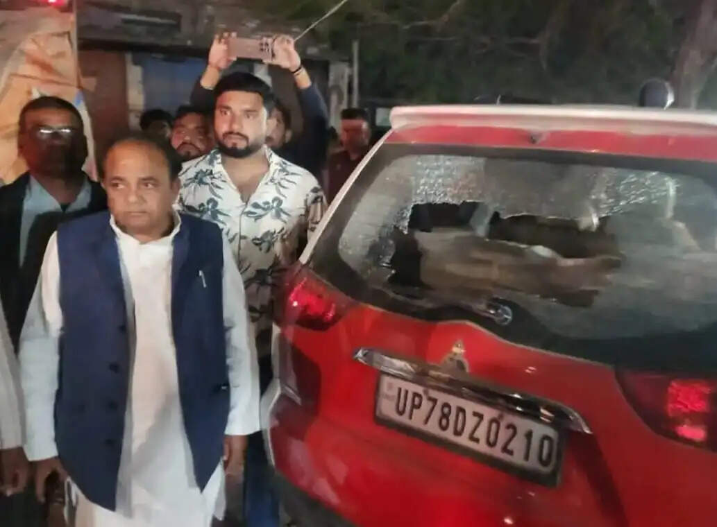 पूर्व विधायक की गाड़ी में पथराव करने वाले दो युवक गिरफ्तार, एक फरार