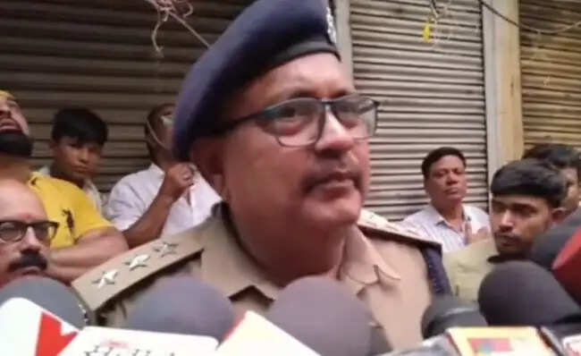 झांसी : गांधी रोड स्थित पेंट गोदाम में दूसरे दिन तीसरी बार लगी आग