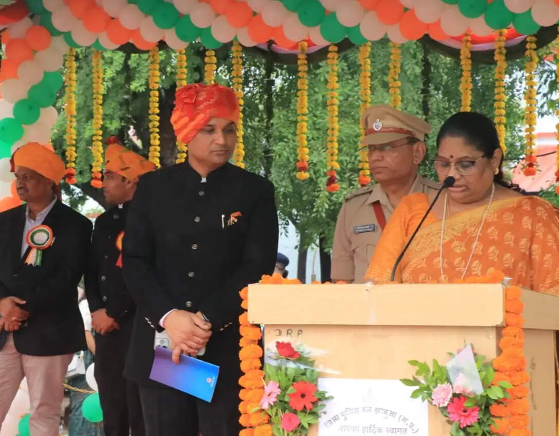 झाबुआ में हर्षोल्लास से मना 80वां स्वतंत्रता दिवस, बूंदाबांदी के बीच दिखी संस्कृति की झलक