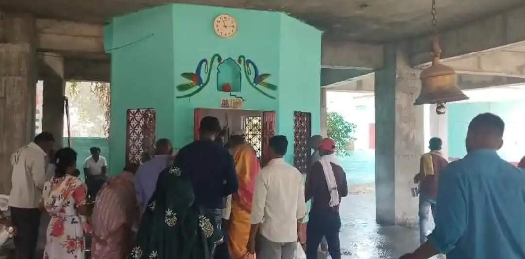 विशुआ पर्व पर श्रद्धालुओं ने भगवान विशु को अर्पित किया दूध