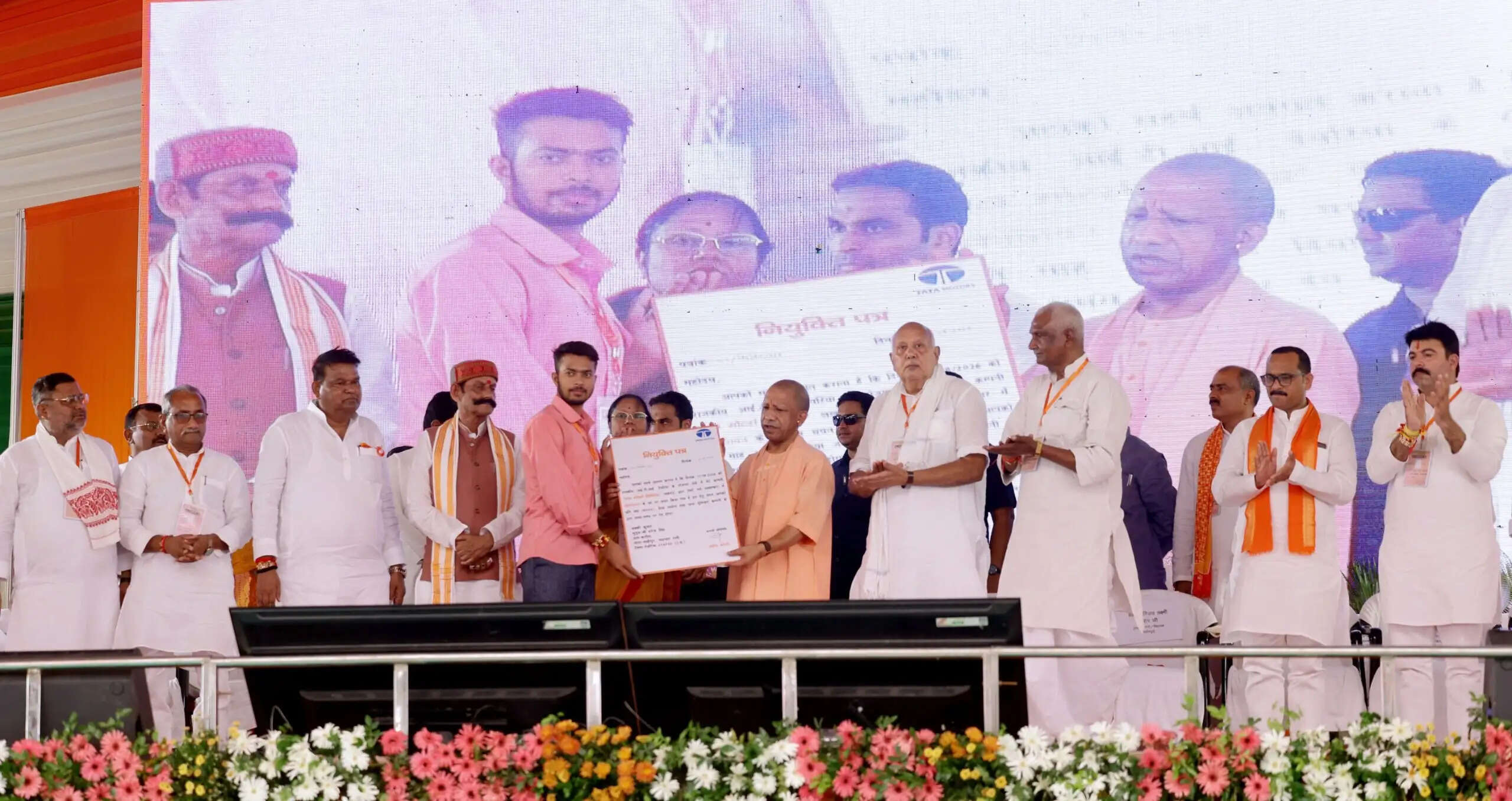 देवरिया में सपा पर तीखा प्रहार कर बाेले मुख्यमंत्री याेगी- जेपीएनआईसी के लिए प्राइवेट कंपनी बनाकर सरकारी खजाने पर डकैती डाल रहे थे अखिलेश-डिंपल