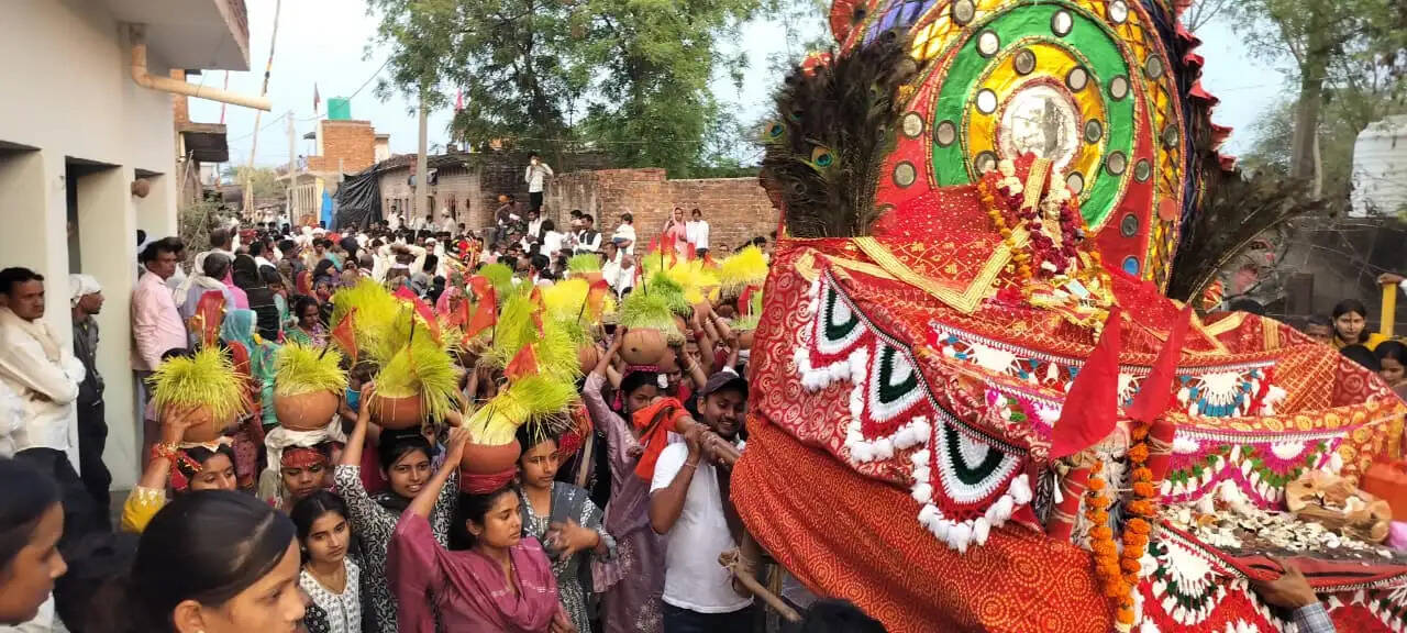 कालका देवी मंदिर में पूजा अर्चना कर निकाले गए जवारे