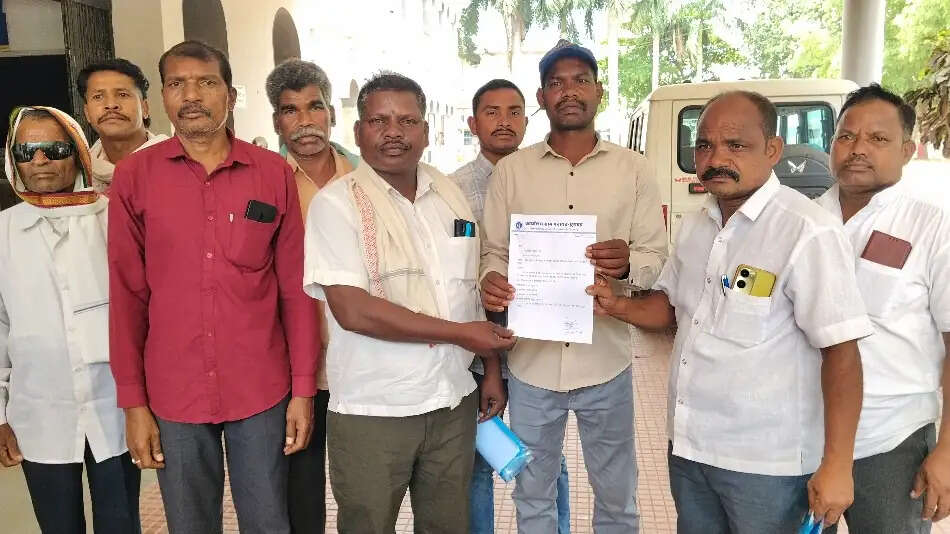 घुरावड़ में सीसी रोड, पुलिया और शौचालय निर्माण की मांग लेकर ग्रामीण पहुंचे कलेक्टरेट