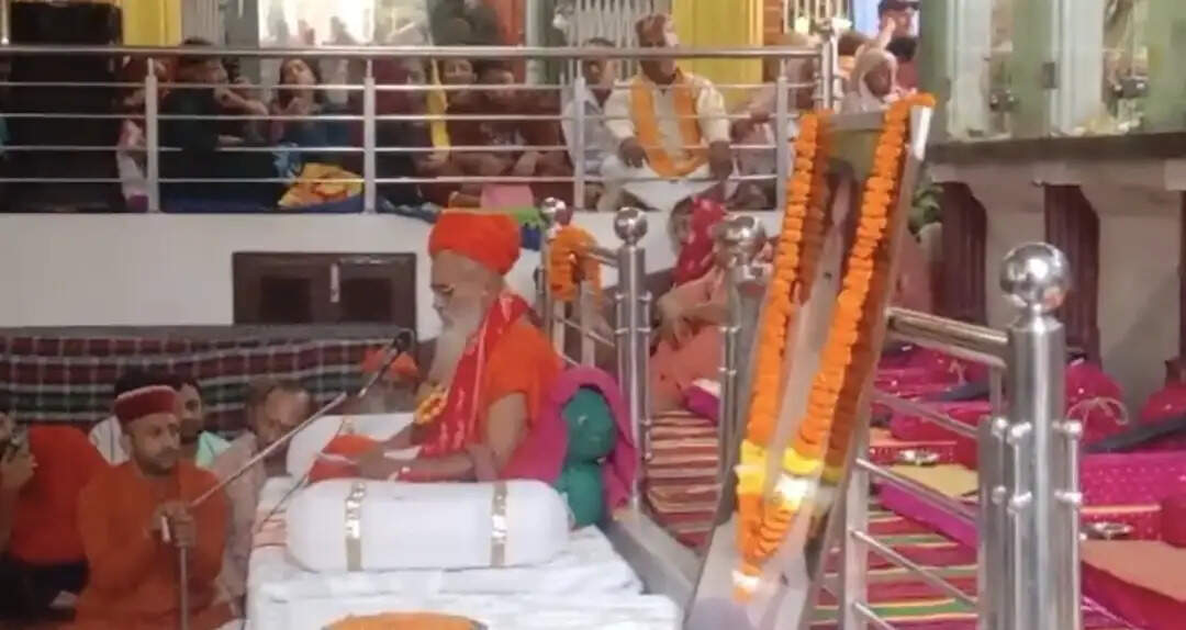 गुरु पूर्णिमा पर श्री रेणुका जी में उमड़ा श्रद्धालुओं का सैलाब, महंत रेनेंद्र मुनि महाराज से लिया आशीर्वाद