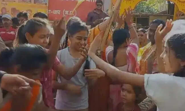 मप्र हाईकोर्ट के फैसले के बाद भोजशाला के बाहर जश्न का माहौल, मंत्री विजयवर्गीय बोले- यह इतिहास का स्वर्णिम क्षण