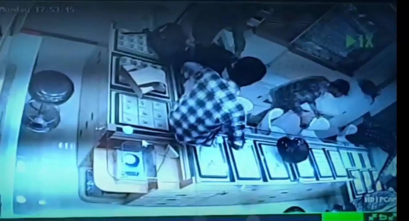 आस्था ज्वेलर्स में हथियार के बल पर लूट