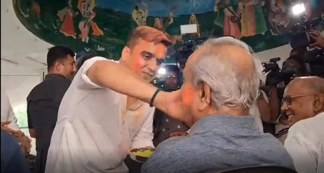 सूरत: डिप्टी सीएम हर्ष संघवी ने वृद्धाश्रम में होली मनाई, कहा – “मैं बुजुर्गों का बेटा हूं”
