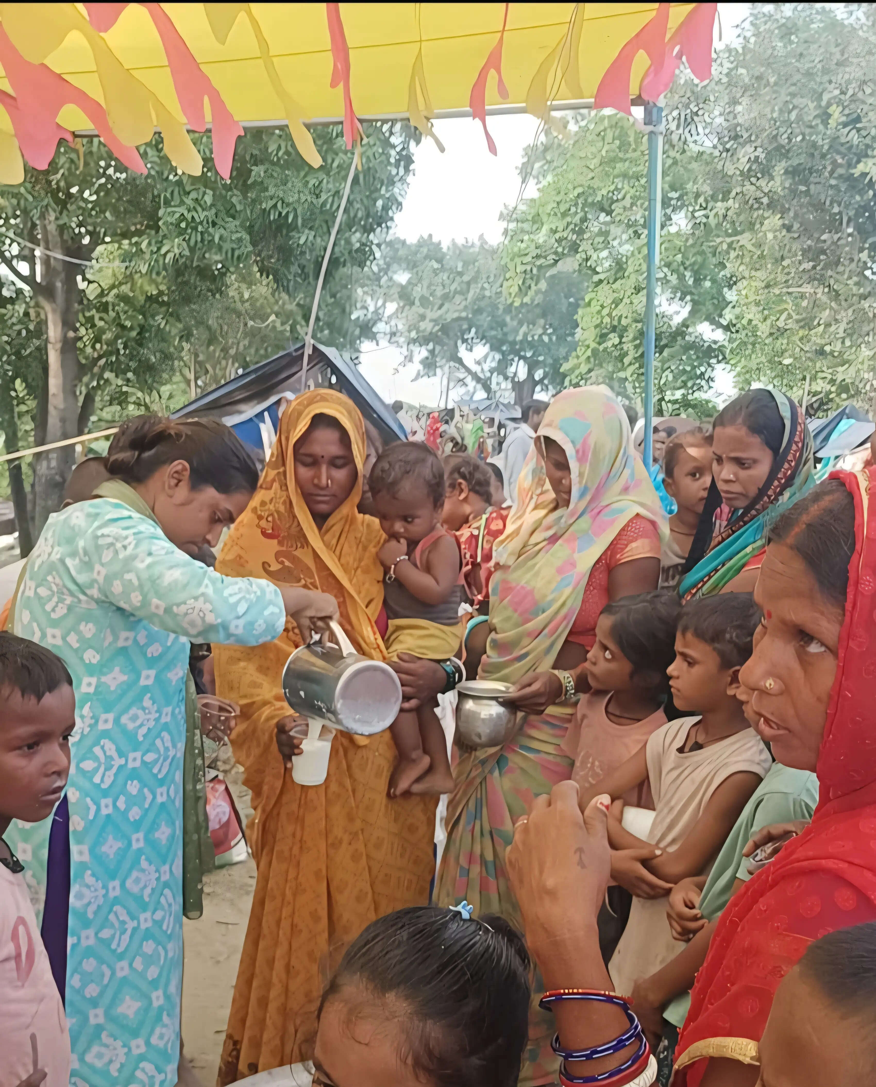 सारण के बाढ़ राहत शिविरों में मासूमों को मिलने लगा दूध