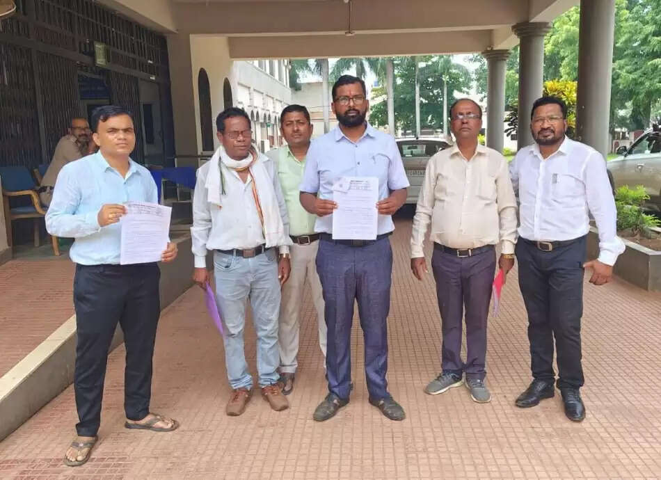 शिक्षक युक्तियुक्तकरण प्रक्रिया में त्रुटि की शिकायत लेकर कलेक्ट्रेट पहुंचा टीचर्स एसोसिएशन