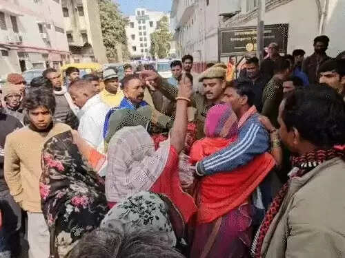 थाने के बाहर एंबुलेंस में एक घंटे तक तड़पता रहा घायल युवक, मौत