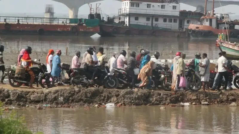 गंगा का जलस्तर घटने से बियाडा घाट पर स्टीमर परिचालन संकट में, जिला प्रशासन ने संभाला मोर्चा